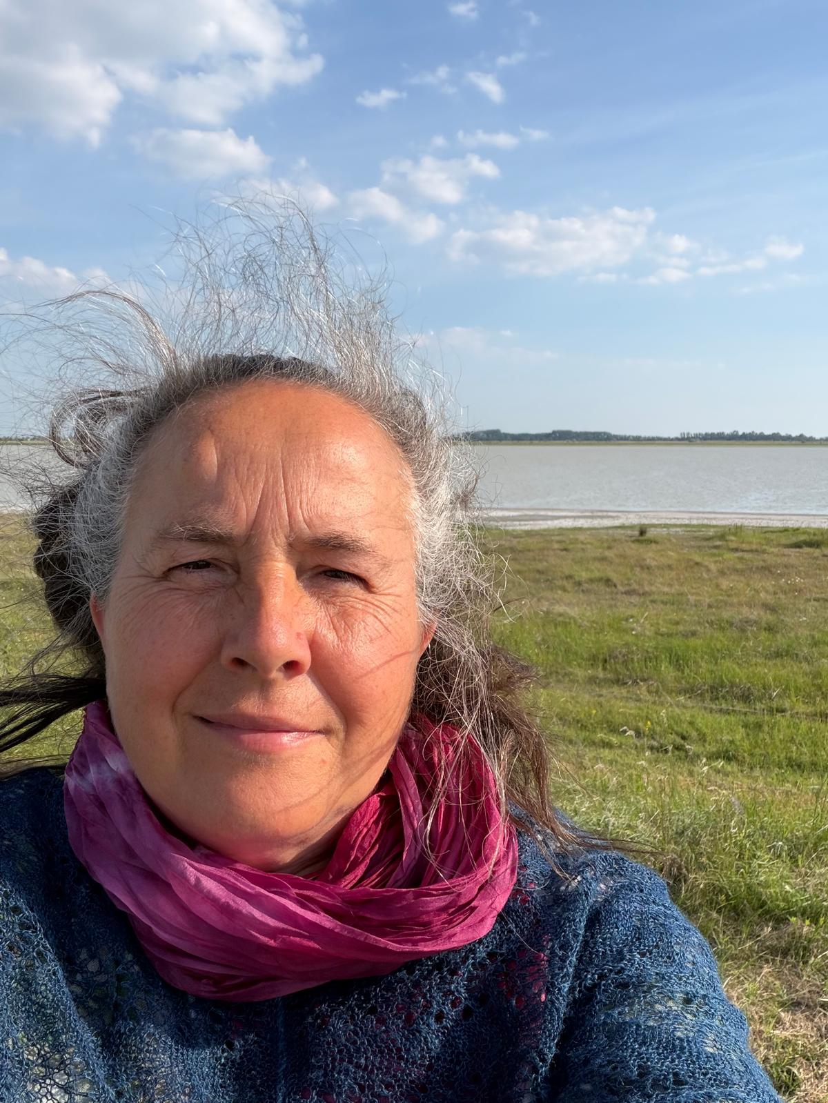 Suzana Hampejs am See – Verwurzelung in der Natur, Wind im Haar und die stille Kraft des gegenwärtigen Moments
