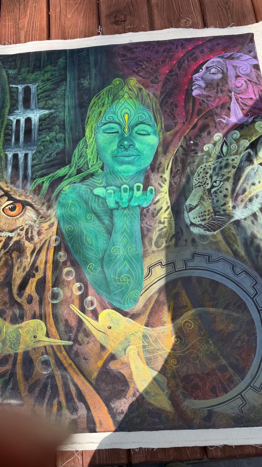 Spirituelles Gemälde: grüne Göttin mit Tiergeistern – Eule, Leopard und Vögel als Hüter der heiligen Weiblichkeit und kosmischen Ordnung